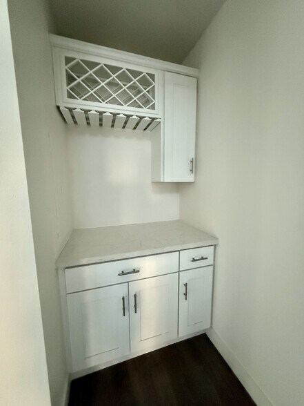 Wine bar/Storage - 3722 Florida St