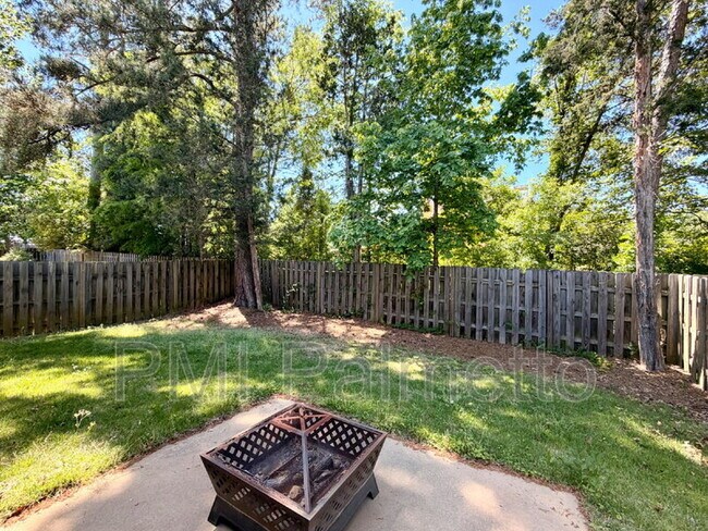 Building Photo - 1064 Kingston Village Loop