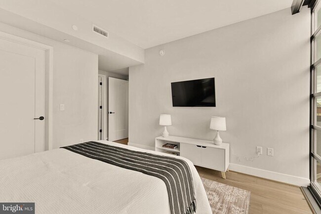 Building Photo - 1300 4th St SE