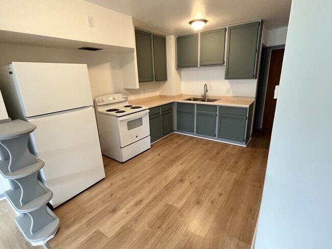 Building Photo - 412-412 N Lake St