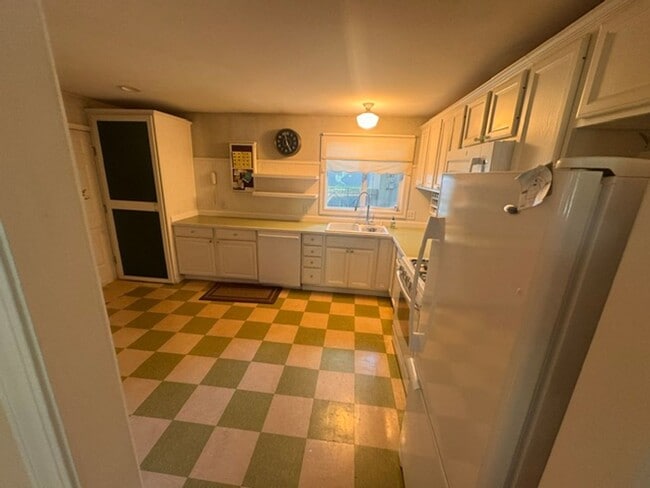 Building Photo - 3 Bedroom house in Rogers Park!