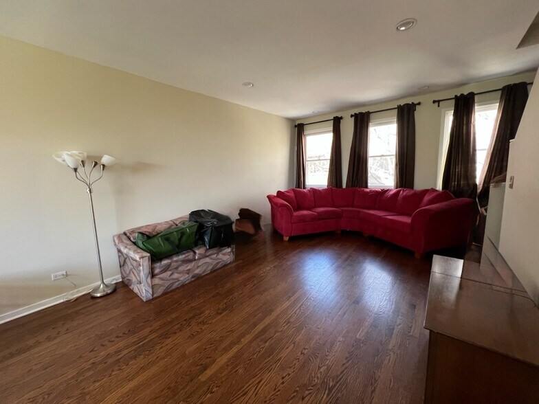 Building Photo - 556 E 32nd St