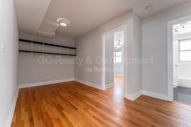 Building Photo - 816 W Sunnyside Ave