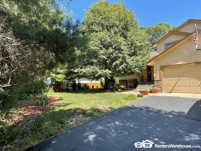 Building Photo - Unique 5BR/4BA 5 Level Home Available 11/4!