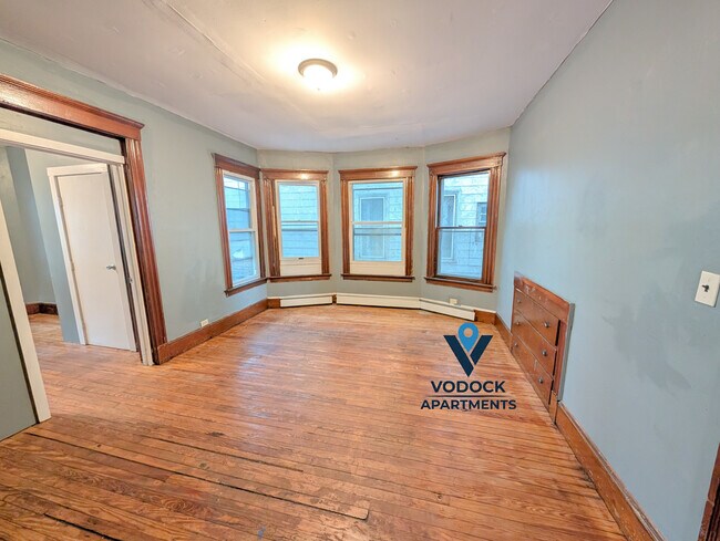 Building Photo - 582 Ferry St