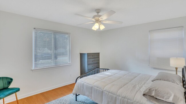 Building Photo - Fully Renovated Units Move-in Ready!