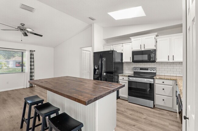 Building Photo - 801 Young Ave NW