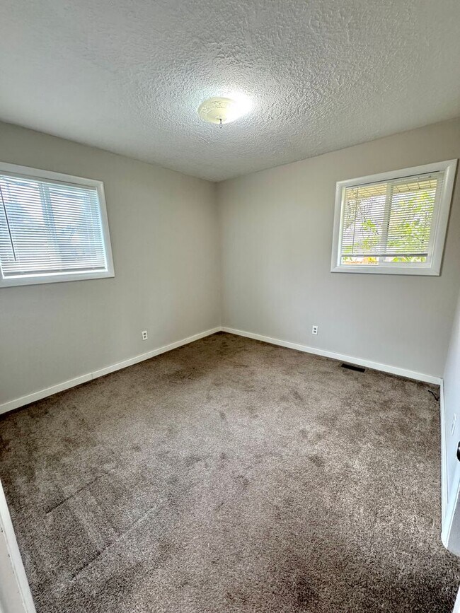 Building Photo - Large 2 Bed, 1 Bath Duplex Apartment with Parking