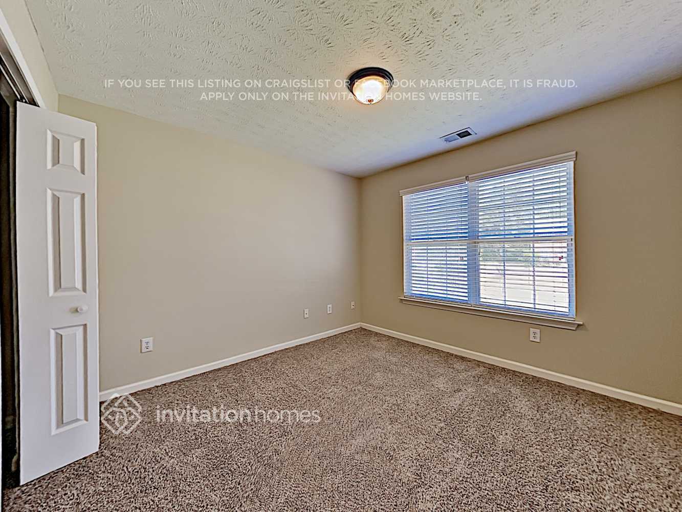 Building Photo - 320 Birchmere Close SW