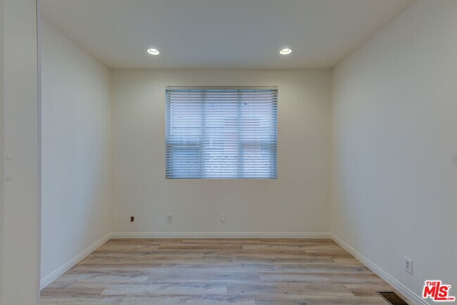 Building Photo - 320 S Reeves Dr