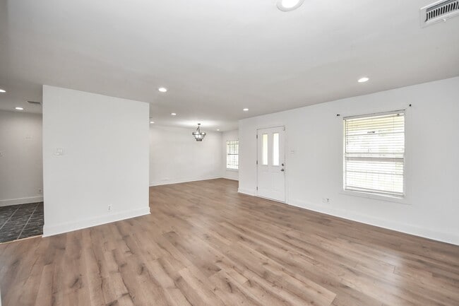 Building Photo - 7722 Elm St