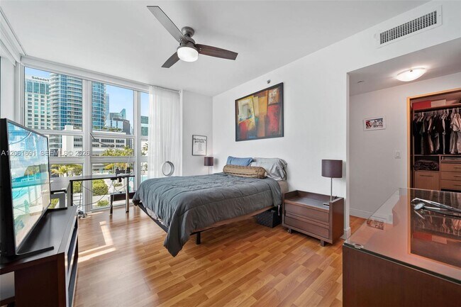 Building Photo - 950 Brickell Bay Dr
