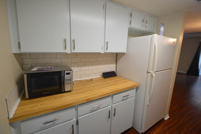 Building Photo - 2 Bed/1.5 Bath in Washington Square! AVAIL...