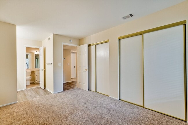 Building Photo - Cute One Bedroom Condo with Central AC and Heat.