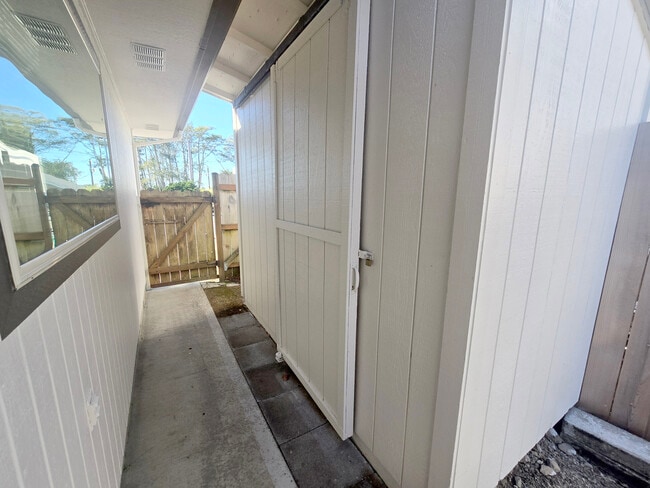 Building Photo - 164 N Harbor St