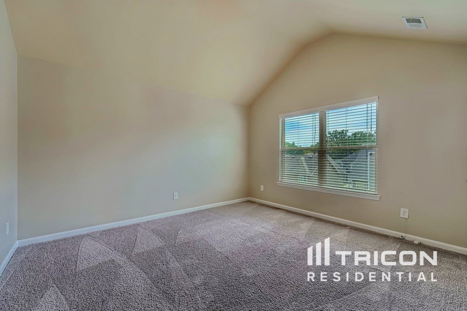 Building Photo - 744 Effendi Pl