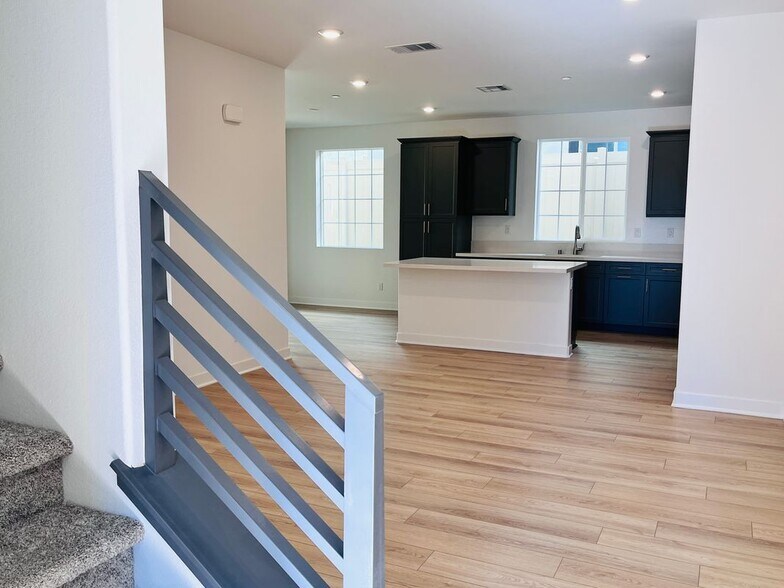 Building Photo - 2031 Divine Arroyo