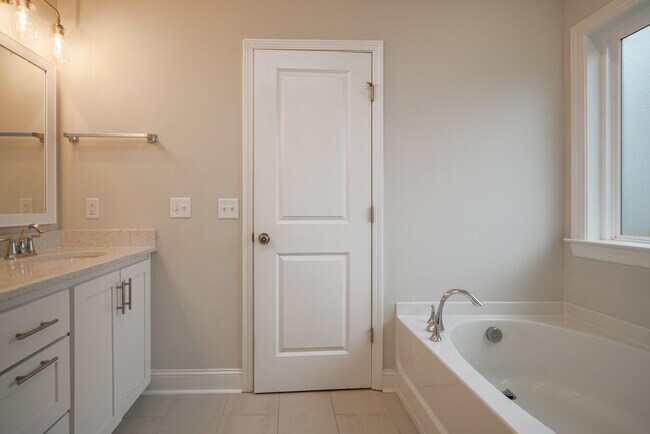 Building Photo - 106 Holland Dr