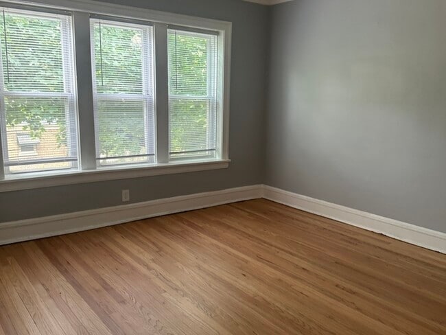 Building Photo - 2422 N Kilbourn Ave