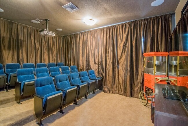 Building Photo - Ground Floor 2 Bedroom 1 Bathroom in Riverview, FL - Walk to Riverview Theater