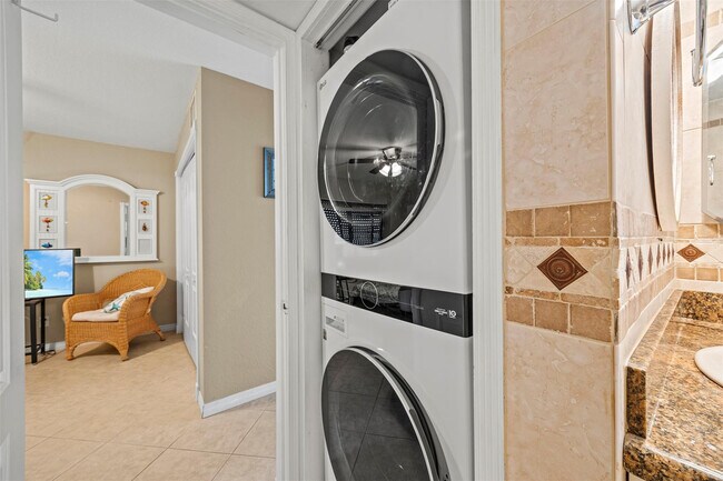 Building Photo - 801 S Ocean Dr