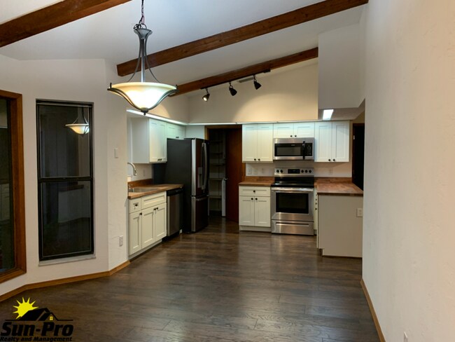 Building Photo - 2025 Willow Oak Dr