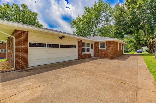 Building Photo - 812 S Cullen Ave