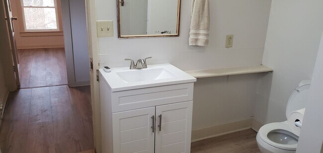 Building Photo - 4 bd, 2 ba 2-story house, central west Columbia location, many recent improvements