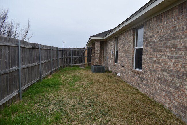 Building Photo - 1600 Nicholas Cir