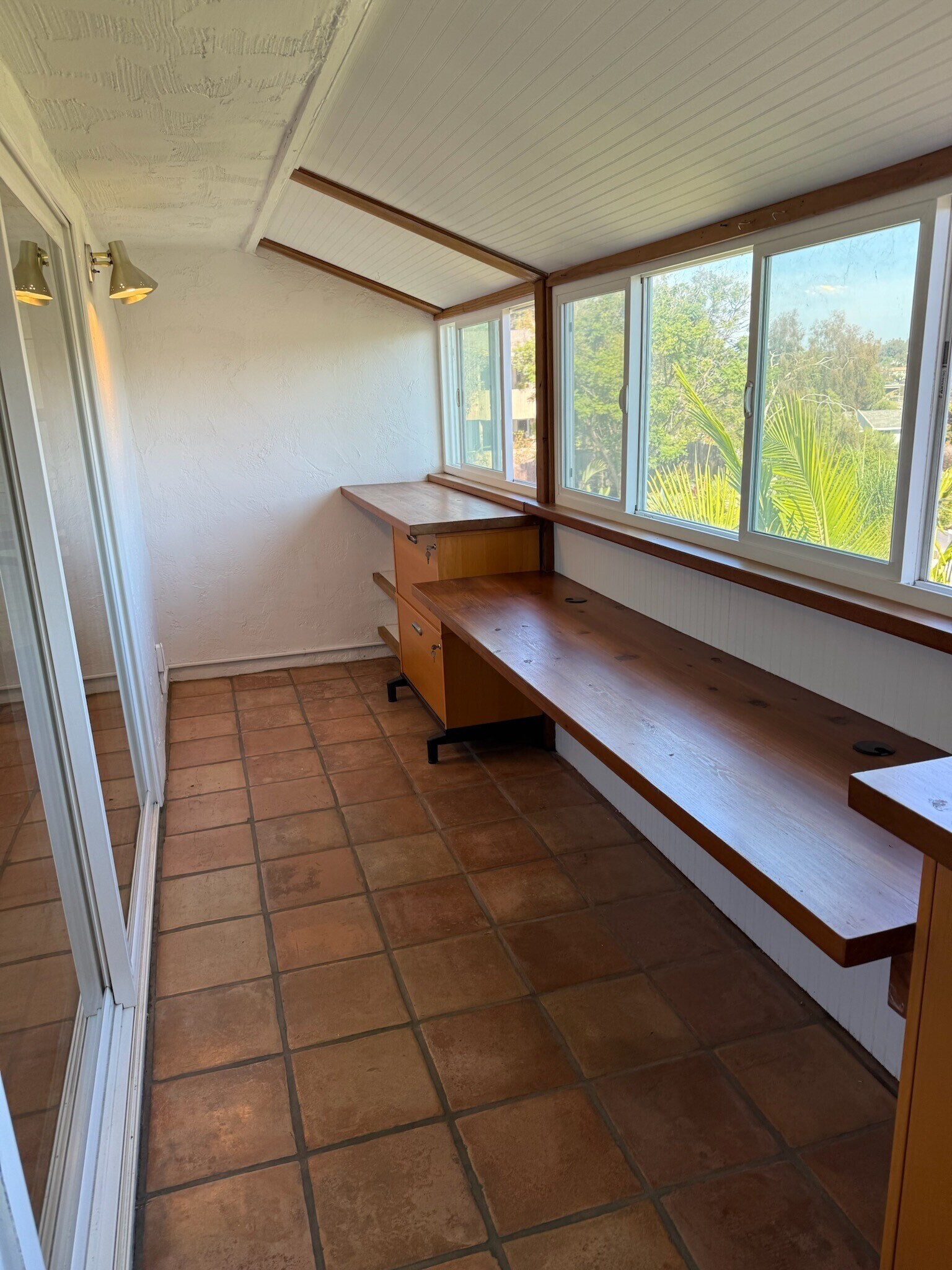 East facing office space - 2271 Edinburg Ave