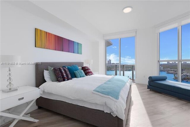 Building Photo - 17111 Biscayne Blvd