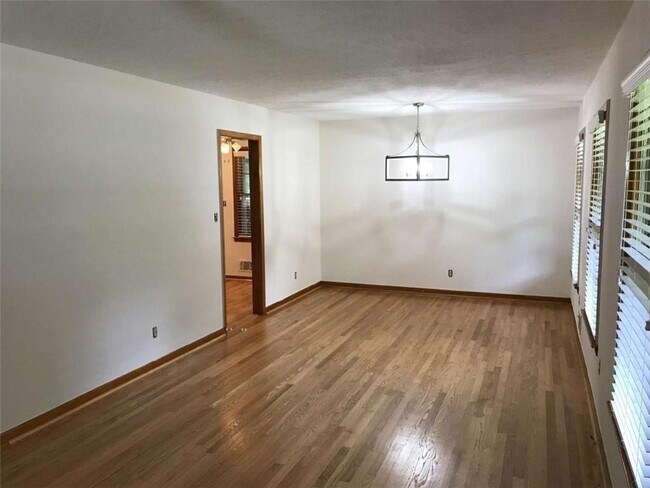 Building Photo - 1321 Mary Dale Dr SW