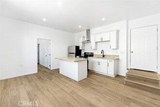 Building Photo - 1375 N Mentor Ave