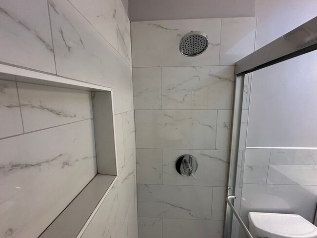 Building Photo - 2 Bedroom 1.5 Bath Condo in Shaw Neighborhood, Backyard, Recently Renovated, Fabulous Modern Feat...