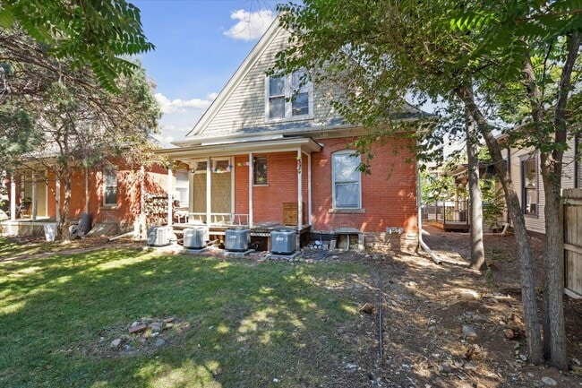 Building Photo - Fully Renovated 1 Bedroom 1 Bath Apartment...