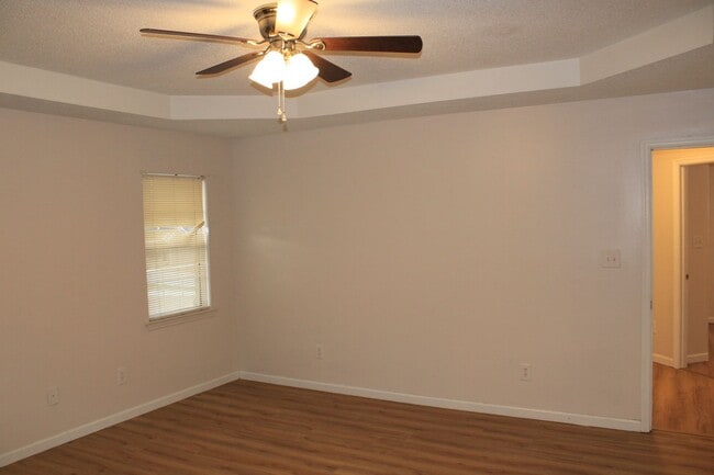 Building Photo - 3 Bedroom 2 Bath W/Bonus South Augusta!