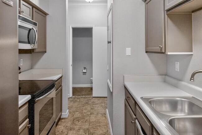 Building Photo - 562 Wilcrest Dr