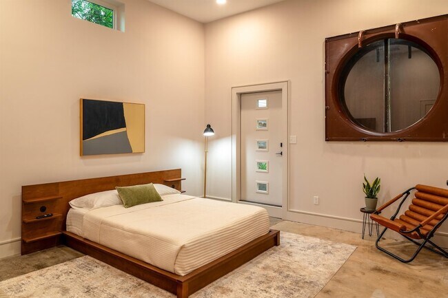 Building Photo - 612 W 8th Ave