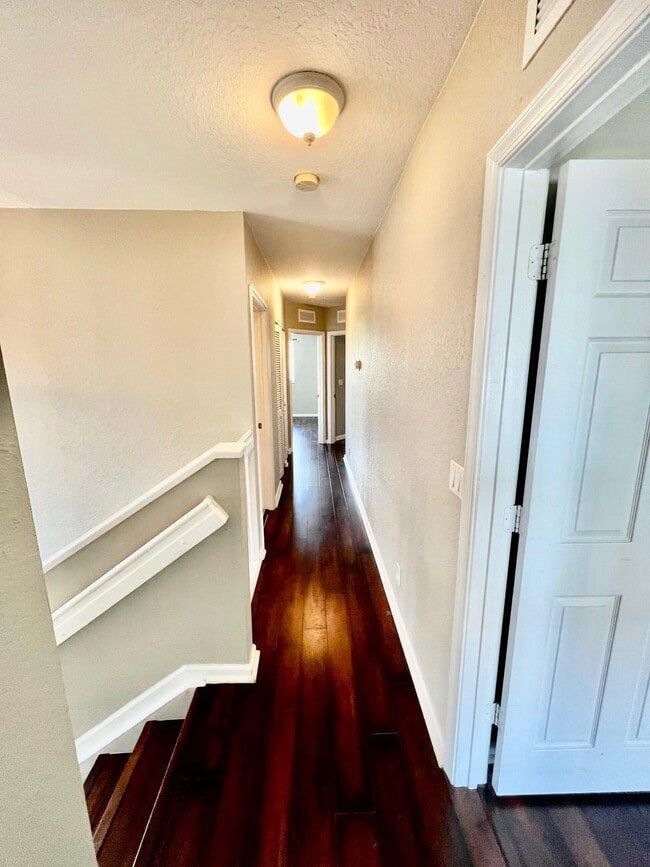 Building Photo - 2072 Oakhurst Way