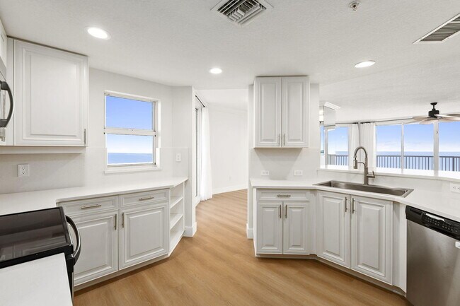 Building Photo - 5051 N Hwy A1A