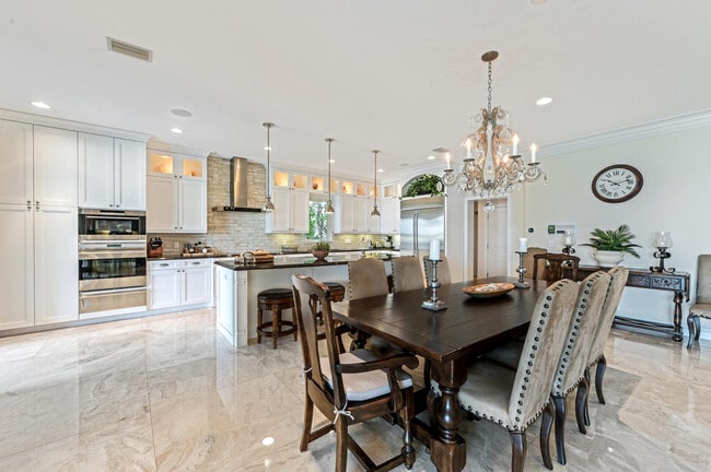 Building Photo - 825 Marbella Ln