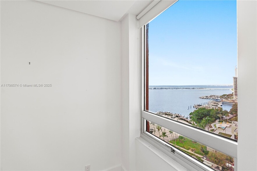 Building Photo - 1541 Brickell Ave