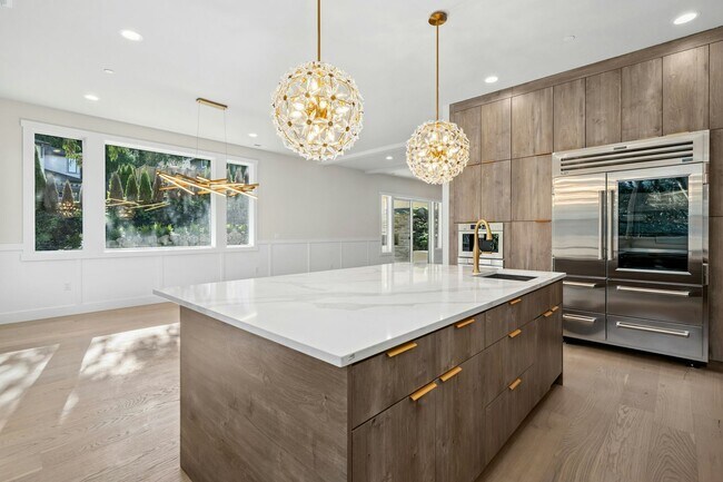 Building Photo - 5Bd/4.5Ba Bellevue House