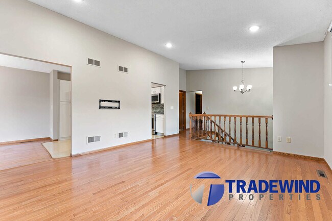 Building Photo - 560 Donegal Cir