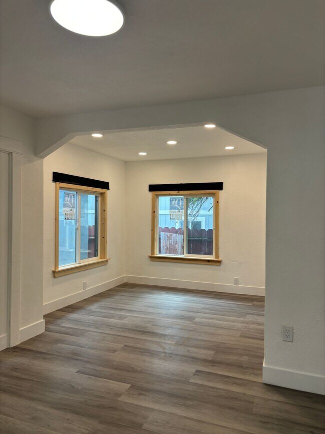 Building Photo - 54-1617