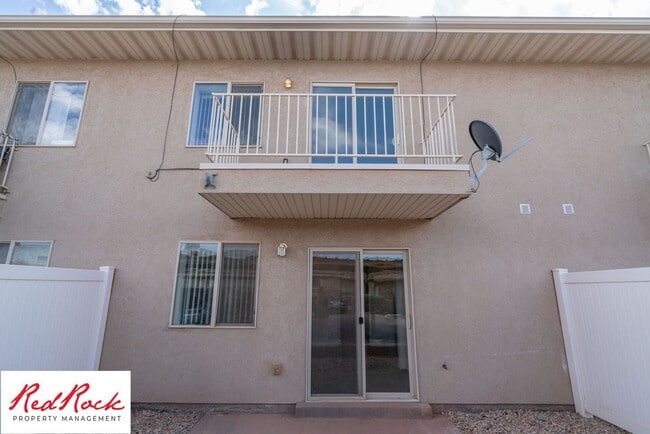 Building Photo - Spacious 3 Bedroom Townhome in Central St....