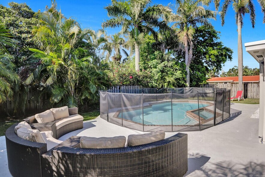 Building Photo - 2600 NE 52nd Ct