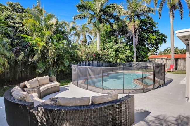 Building Photo - 2600 NE 52nd Ct