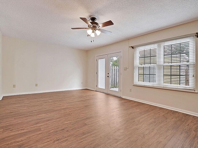 Family Room - 2907 Barrington Ln