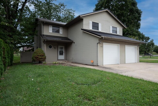 Building Photo - 402 s. Village Ct.